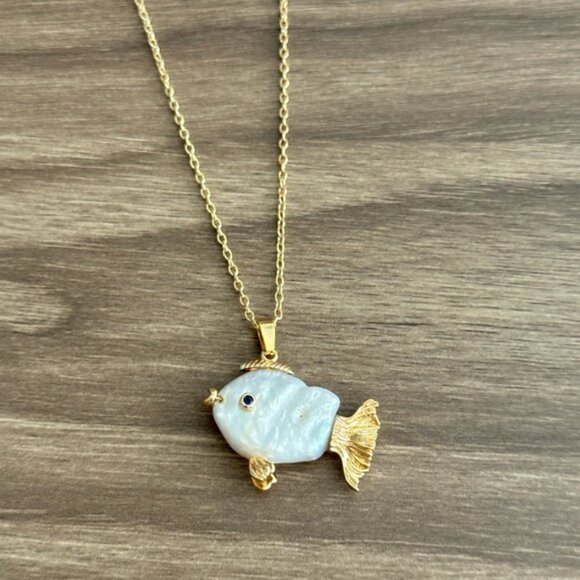 Gold Fish Pendant Necklace Q114 - Picture 4 of 5